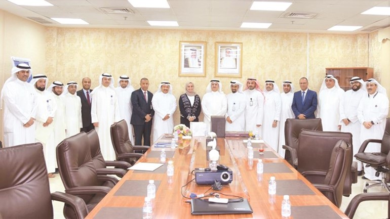 عبدالله المطوطح وحسن الخضر وخلود الشهاب مع موظفي الهيئة﻿