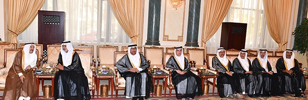 الأمير وولي العهد يستقبلان المعزين بوفاة الشيخة فريحة الأحمد