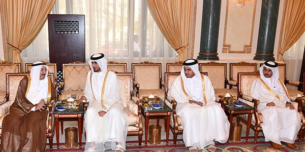 الأمير وولي العهد يستقبلان المعزين بوفاة الشيخة فريحة الأحمد