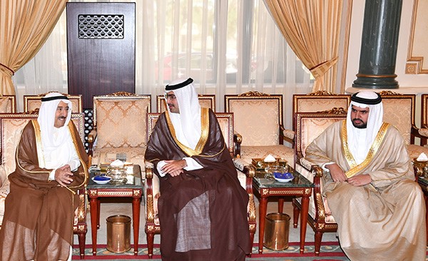 الأمير وولي العهد يستقبلان المعزين بوفاة الشيخة فريحة الأحمد