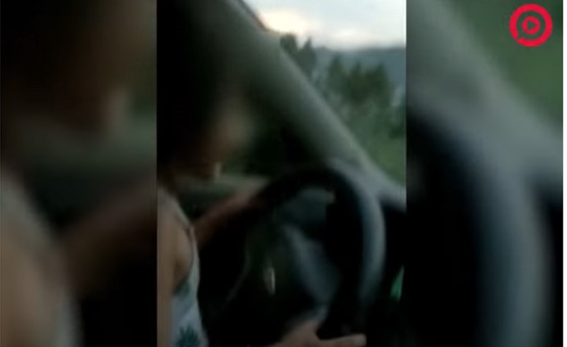 بالفيديو.. طفلة السادسة تقود المركبة ووالدها يصورها وهكذا كانت النهاية