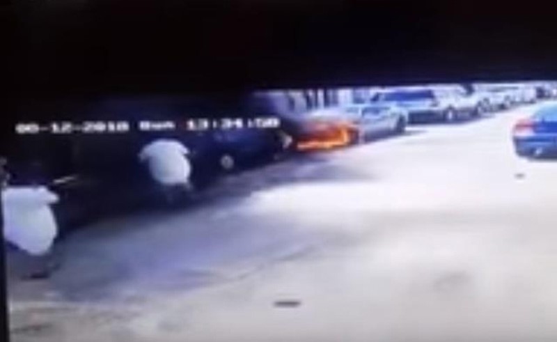 بالفيديو.. شاب ينقذ أطفالاً بعدما اشتعلت سيارة بجوار منزلهم في السعودية