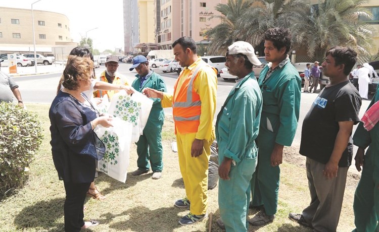جانب من توزيع كسوة عيد الأضحى على العمال﻿