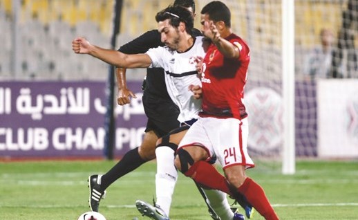 احمد فتحي في صراع على الكرة مع لاعب النجمة ﻿