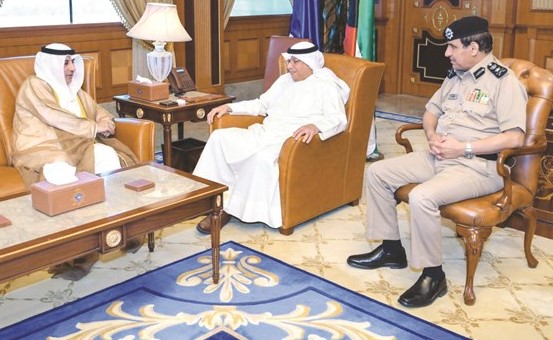 الشيخ خالد الجراح مستقبلا السفير عزيز رحيم بحضور الفريق عصام النهام﻿