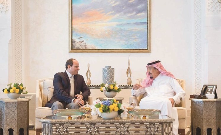 خادم الحرمين الشريفين الملك سلمان بن عبدالعزيز مستقبلا الرئيس المصري عبدالفتاح السيسي في نيوم امس	(واس)﻿