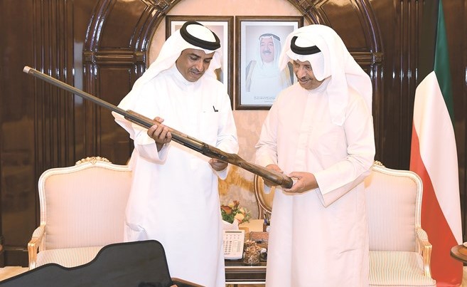 سمو الشیخ جابر المبارك يطلع على البندقية من البطل فهید الدیحاني﻿