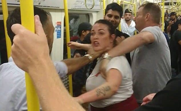 بالفيديو.. معركة داخل محطة قطارات في بريطانيا بعد استغاثة زوجة بالركاب من زوجها