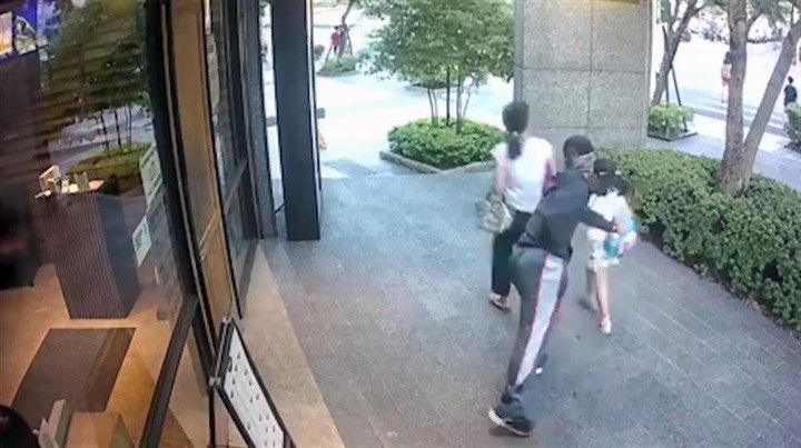 بالفيديو.. محاولة رجل اختطاف طفلة من يد والدتها