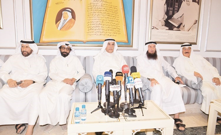 خالد السلطان وأحمد السعدون ود.عبيد الوسمي وعبداللطيف العميري خلال الندوة ﻿