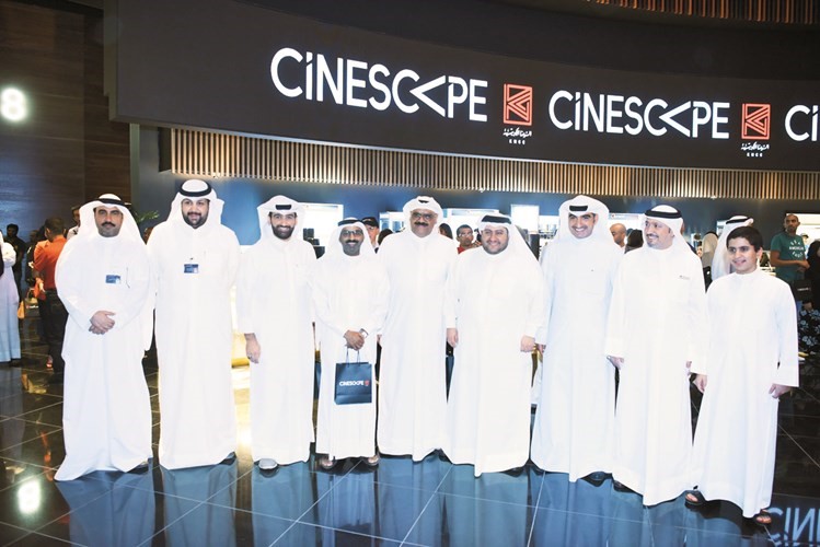 المدير العام للبرامج والعمليات في شركة السينما الكويتية الوطنية هشام الغانم يتوسط النجم داود حسين والنجم د. طارق العلي وبعض العاملين في الشركة	(أحمد علي)﻿