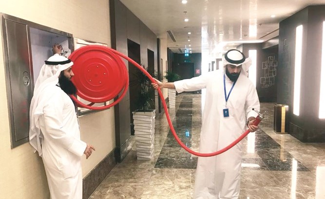 وفد الإطفاء يعاين مرشات المياه للتأكد من عملها﻿