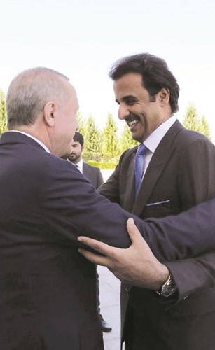 الرئيس التركي رجب أردوغان مستقبلا أمير قطر الشيخ تميم بن حمد في المجمع الرئاسي في أنقرة﻿