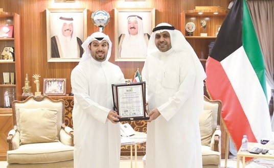 محمد الجبري يكرم المهندس مشعل العتيبي الفائز بالمركز الأول كأفضل بحث علمي في الهندسة المعمارية على مستوى العالم﻿