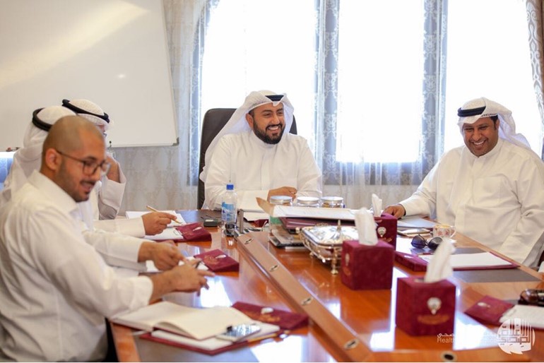 وزير الصحة الشيخ د.باسل الصباح خلال لقائه مع النائب الحميدي السبيعي وعددا من اهالي مدينتي صباح الاحمد والوفرة السكنيتين