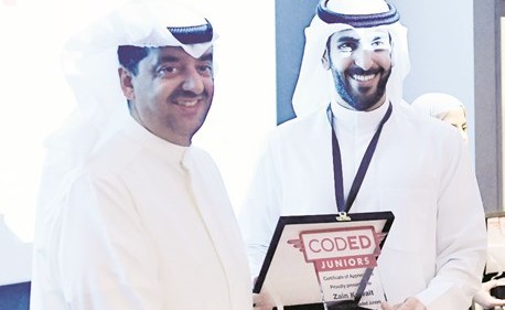 اللجنة المنظمة لمخيم كودد تكرم وليد الخشتي على شراكة زين الاستراتيجية﻿