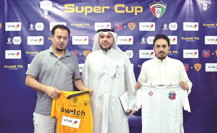 الظفيري والشمري مع الشخص خلال الاجتماع الفني﻿