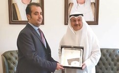 السفير عبدالعال القناعي مكرما القنصل محمد الخالدي﻿