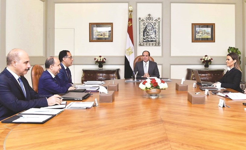 الرئيس عبدالفتاح السيسي خلال اجتماعه مع د. مصطفى مدبولي وعدد من الوزراء أمس الأول﻿