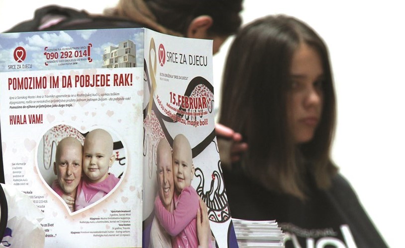 بالفيديو.. شعر مستعار لإعادة البسمة للأطفال المصابين بالسرطان في البوسنة