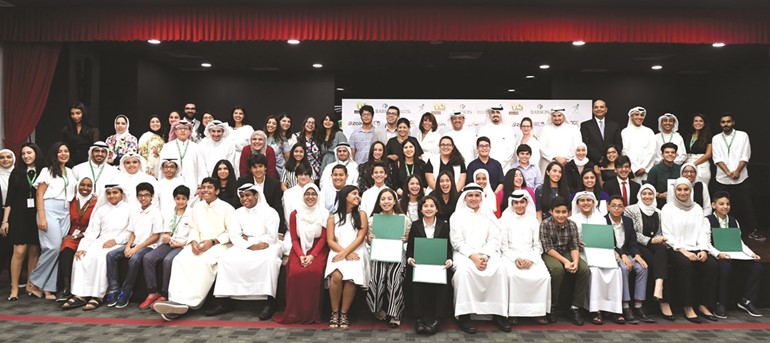 مسؤولو زين ولوياك مع طلبة برنامج كن خلال حفل الختام﻿