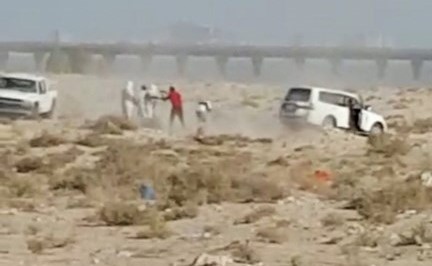 لقطة من الفيديو المتداول توضح رجال خفر السواحل أثناء مداهمتهم الصيادين﻿