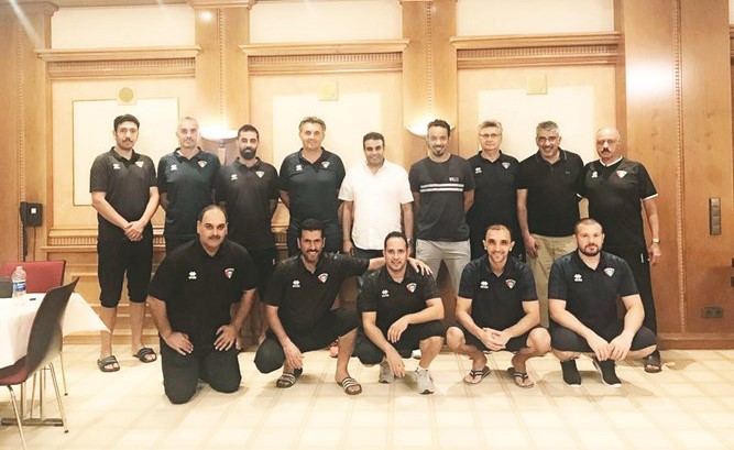 احمد عقلة يتوسط اعضاء الجهازين الفني والاداري لمنتخبنا الاولمبي﻿