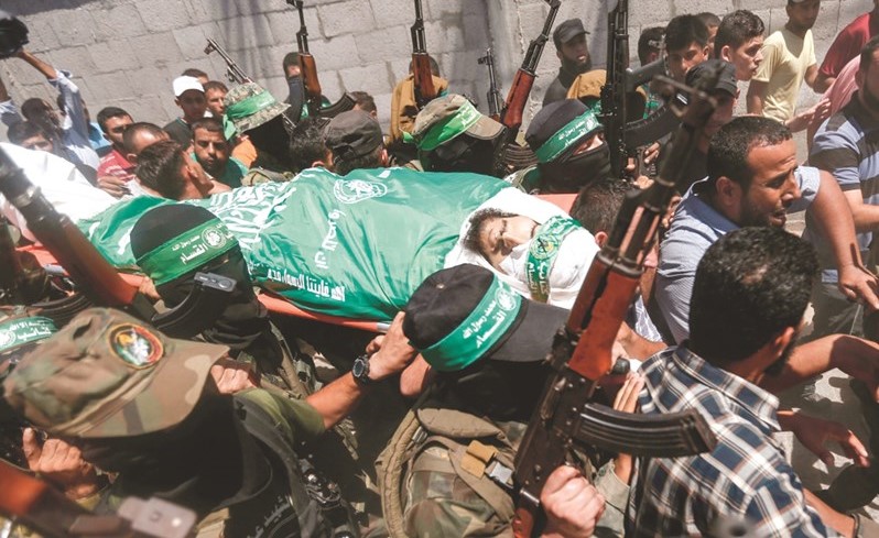 عناصر من حماس يشيعون جثمان احد شهداء القسام في غزة امس	(أ.ف.پ)﻿