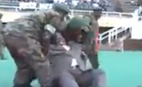 بالفيديو.. سقوط مضحك ومهين لوزير الرياضة في الكونغو