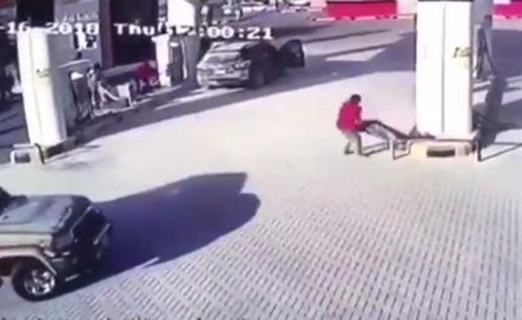 بالفيديو.. شاب يدفع بسيارته سيارة محترقة لمنع اندلاع النيران بمحطة وقود بالرياض