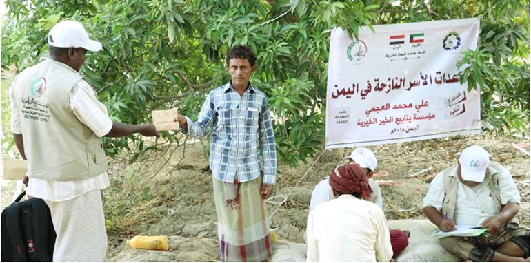 جانب من توزيع المساعدات النقدية﻿