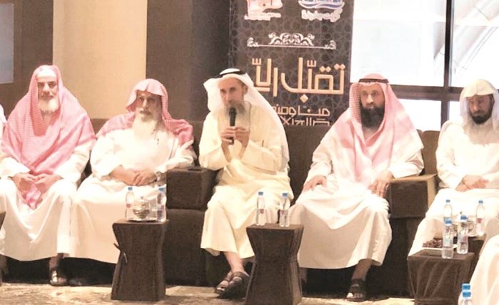 د.ناظم المسباح ود.خالد العتيبي خلال اللقاء مع مرشدي الحملات الكويتية﻿