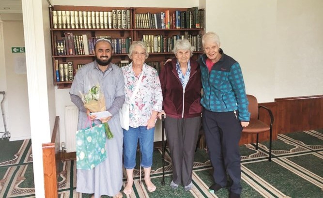 إمام المسجد مع العائلة البريطانية﻿