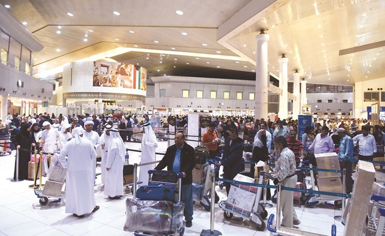 جموع من المسافرين المغادرين في مطار الكويت	(ريليش كومار)﻿