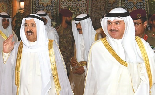 صاحب السمو الأمير الشيخ صباح الأحمد يحيي الحضور في المسجد الكبير ويبدو الشيخ خالد العبدالله ﻿