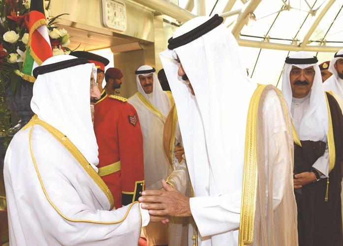 صاحب السمو الأمير مصافحا سمو ولي العهد قبيل مغادرته البلاد بحضور الشيخ مشعل الأحمد﻿