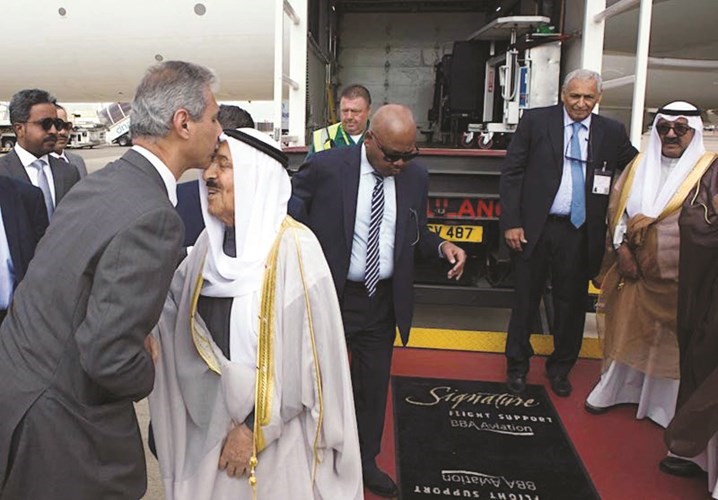 ترحيب بصاحب السمو لدى وصوله الى المملكة المتحدة بحضور الشيخ ناصر صباح الأحمد والسفير خالد الدويسان﻿