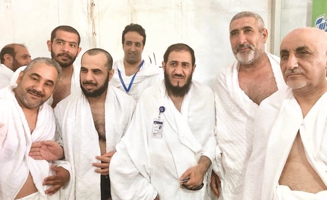 م.فريد عمادي مع عدد من الحجاج الكويتيين﻿