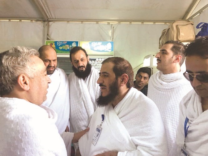 م.فريد عمادي يستمع لعدد من الحجاج﻿