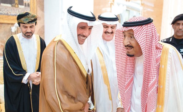 خادم الحرمين الشريفين الملك سلمان بن عبدالعزيز في حديث ودي مع رئيس مجلس الأمة مرزوق الغانم