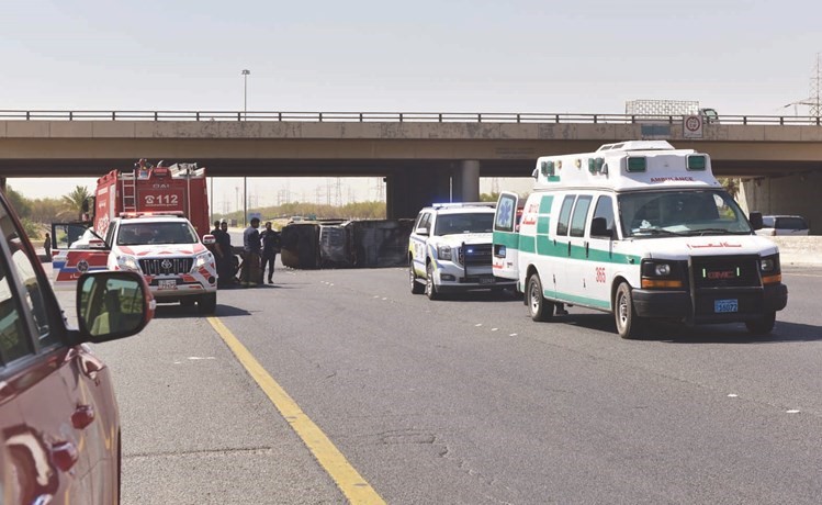 رجال الإطفاء والطوارئ الطبية في موقع الحادث﻿