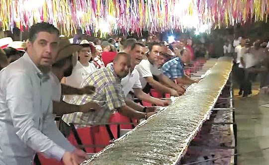 منقوشة الزعتر اللبنانية يصل طولها إلى ٤٤ مترا﻿