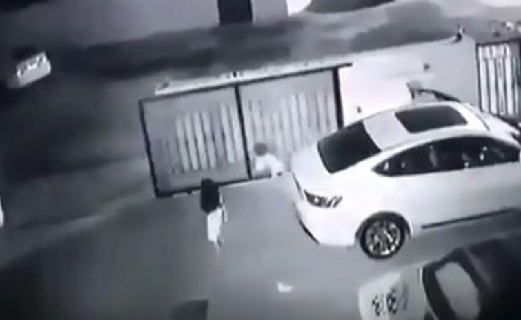 بالفيديو.. العناية الإلهية تنقذ طفلة اماراتية من الموت داخل فناء منزل عائلتها