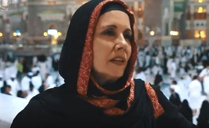 بالفيديو.. "كريستيانا باكر" مذيعة من mtv العالمية الى مكة المكرمة