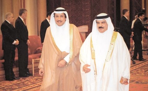 السفير الشيخ عزام الصباح مع عاهل البحرين الملك حمد بن عيسى آل خليفة﻿