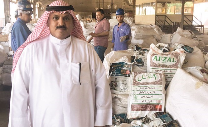 مراقب التفتيش أمام المضبوطات ﻿