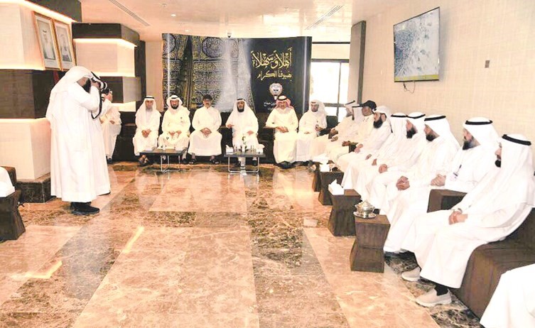 م.فريد عمادي مستقبلا المهنئين بعيد الاضحى في مقر بعثة الحج الكويتية في مكة المكرمة ﻿