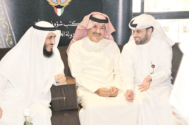 حديث باسم بين م.فريد عمادي والقنصل وائل العنزي حول سير العمل ببعثة الحج الكويتية ﻿
