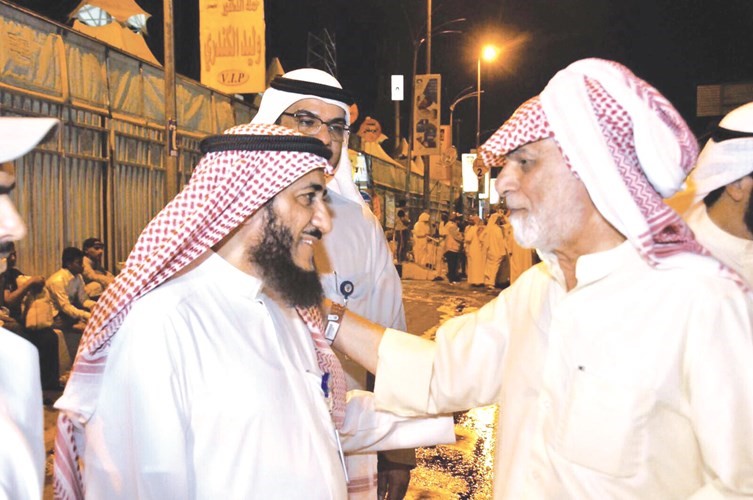 م.عمادي مستمعا لشرح حول الخدمات المقدمة ﻿