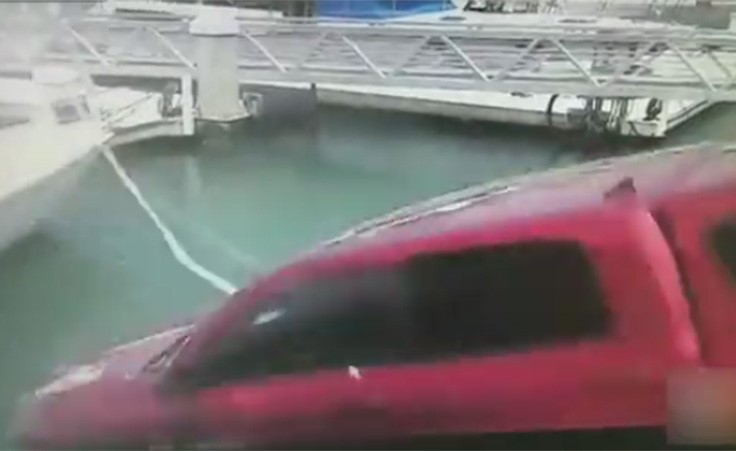 بالفيديو.. محاولة إنقاذ عائلة سقطت سيارتهم في البحر في اللحظات الأخيرة